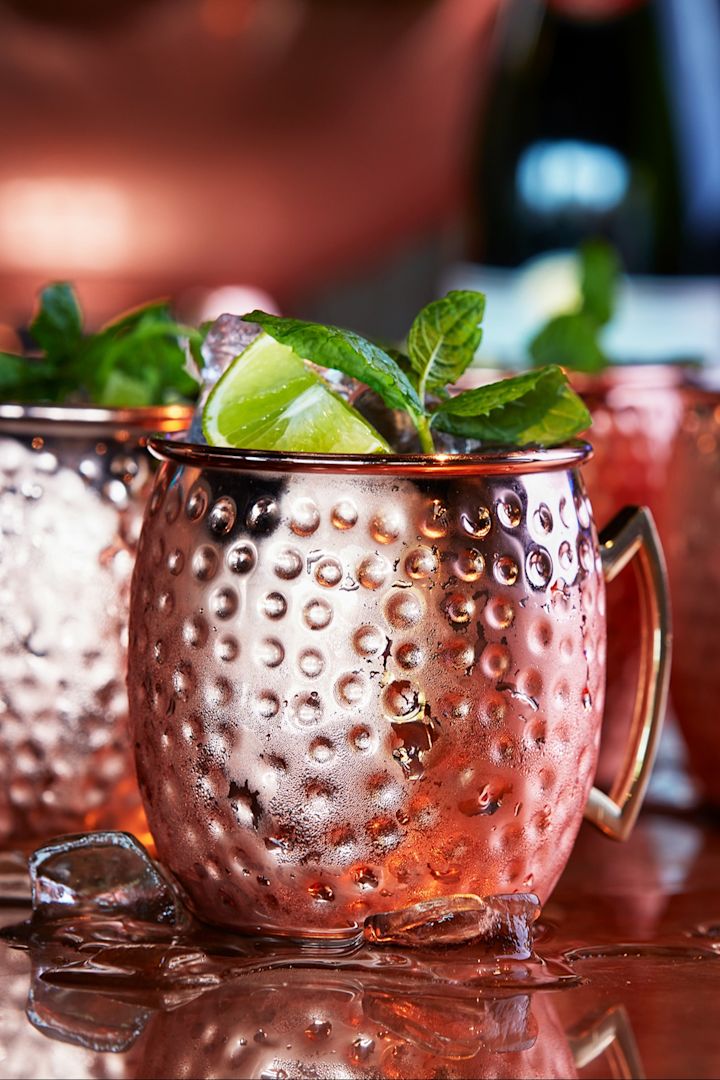 Servez votre mojito sans alcool dans une tasse en cuivre réfrigérée de Dorre.