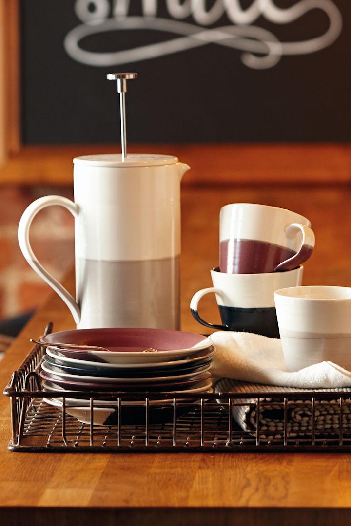 Pour la fête des pères, offrez un French Press pour un café délicieux. Ici, vous voyez le Coffee Studio French Press de Royal Doulton dans une atmosphère de bar confortable.