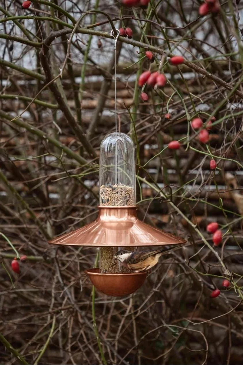 Vous avez mis le nourrissage des oiseaux sur votre liste de choses à faire pour l'automne ? Alors utilisez la mangeoire pour oiseaux Eva Solo De Luxe !