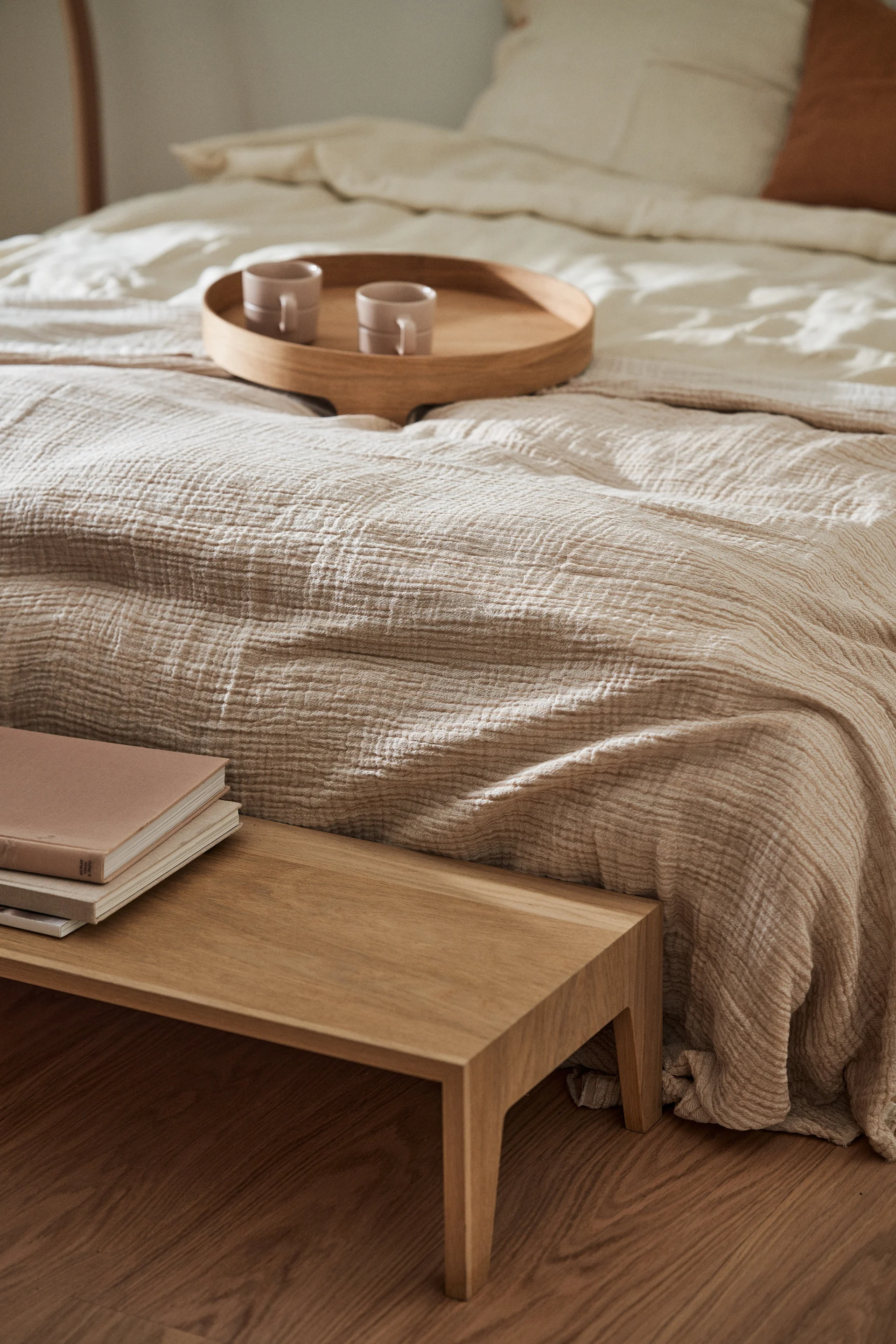 Le Feng Shui pour la chambre à coucher se caractérise par des couleurs discrètes telles que le beige et de nombreux textiles tels que le couvre-lit Breeze sur un lit.
