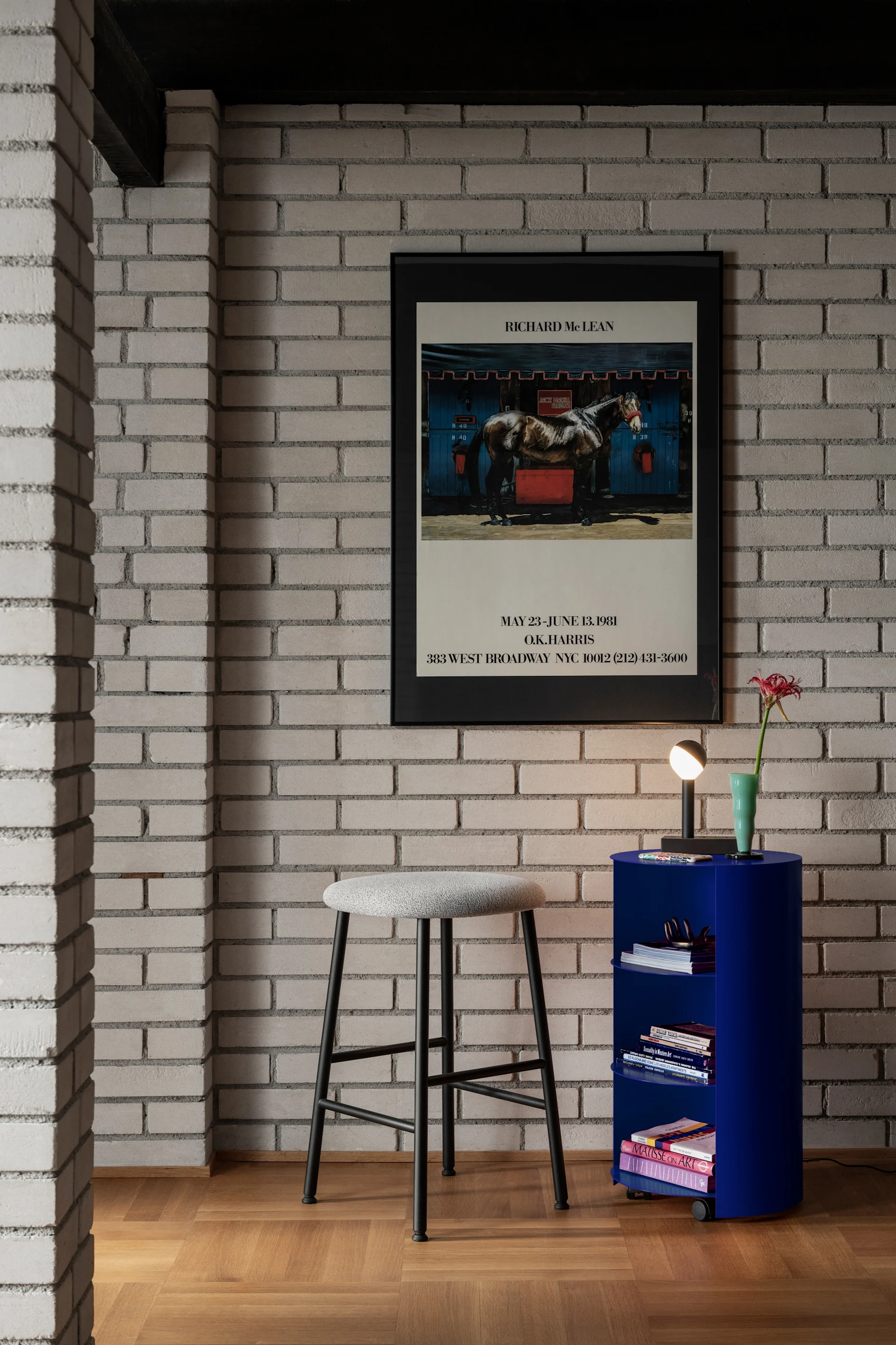 Une table d'appoint bleu clair sur roulettes avec des livres, reflétant les tendances couleurs pour les intérieurs en 2026.