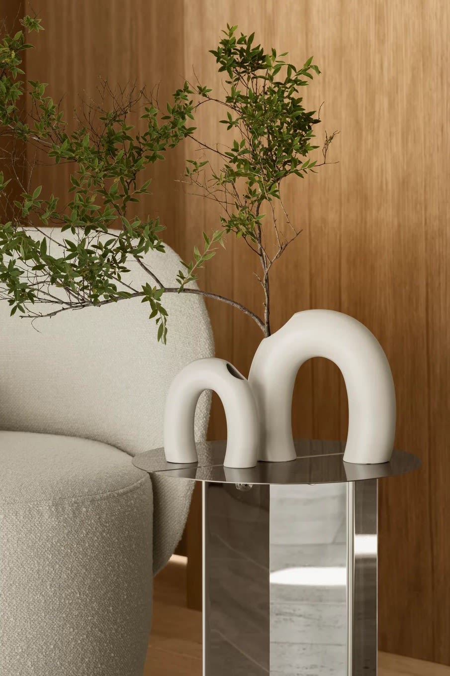 Le greige fait son retour dans les tendances des couleurs d'intérieur pour 2025. Ici, vous voyez le vase Kagetsu avec sa forme arc-en-ciel de Blomus.  