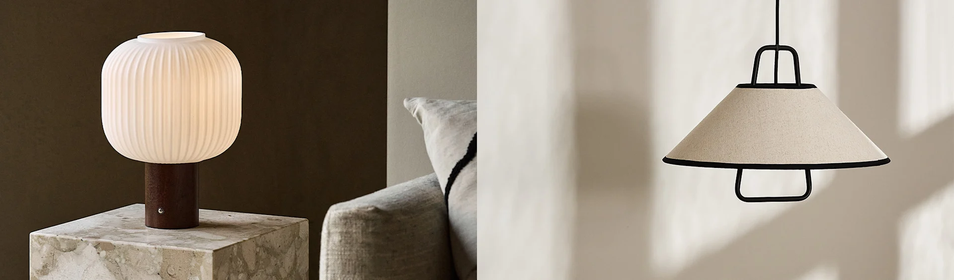 Lampe de table en verre blanc nervuré avec base en bois sur marbre, et suspension conique en tissu beige avec cadre noir.