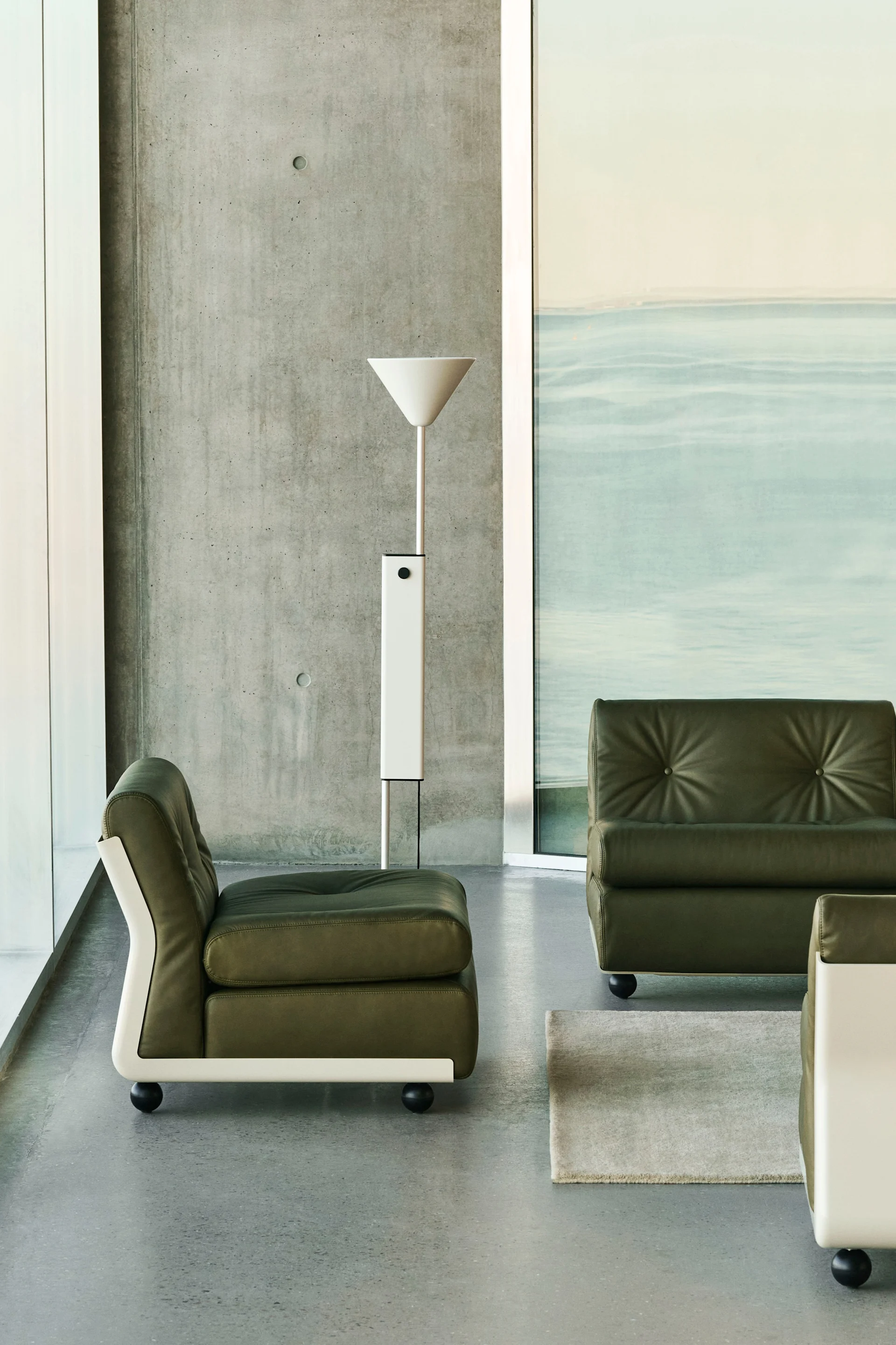 Les tons verts naturels font partie des tendances couleurs pour les intérieurs en 2026. On voit ici un canapé modulable vert mousse de HAY.