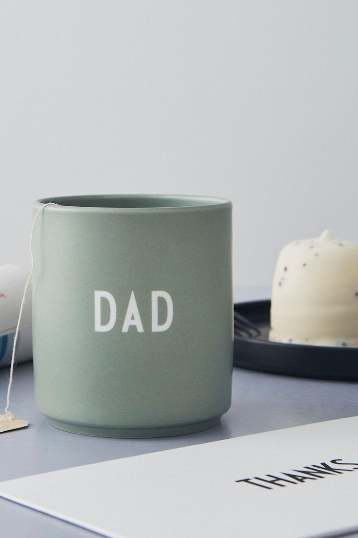 Le gobelet parfait pour la fête des pères est le gobelet vert avec l'impression papa de Design Letters.