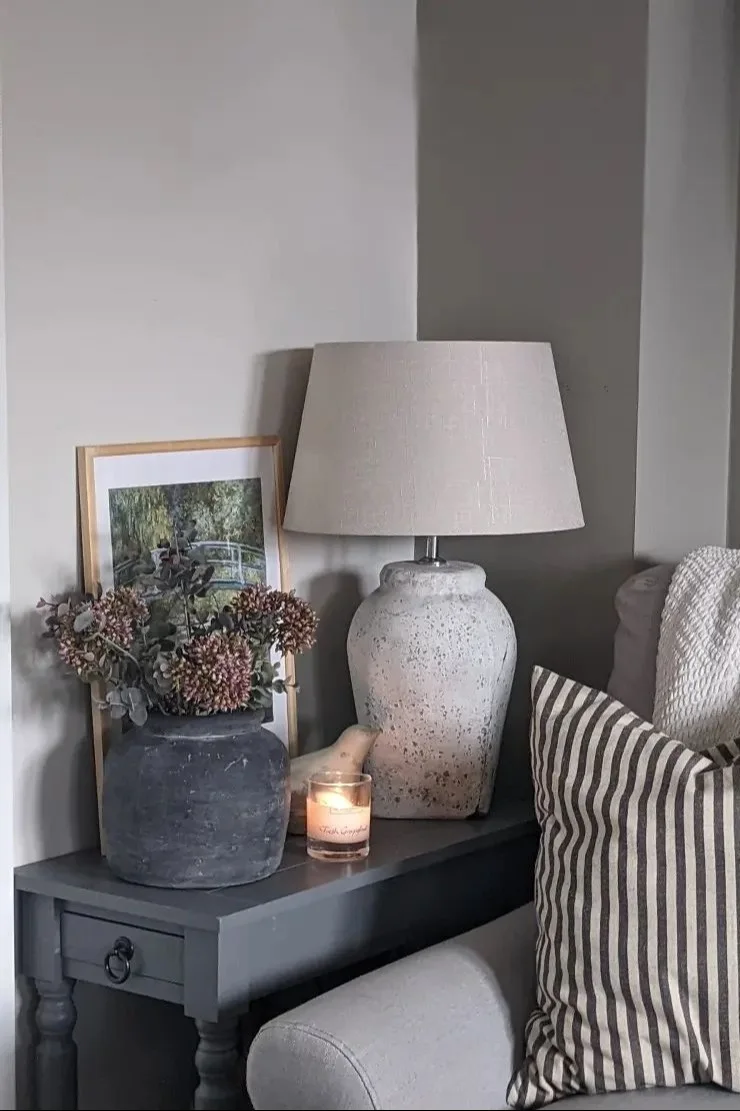 Boho et autres styles d'aménagement : ici, vous voyez la table d'appoint à la décoration romantique et rustique de l'utilisatrice d'Instagram @myfirsthome_style.