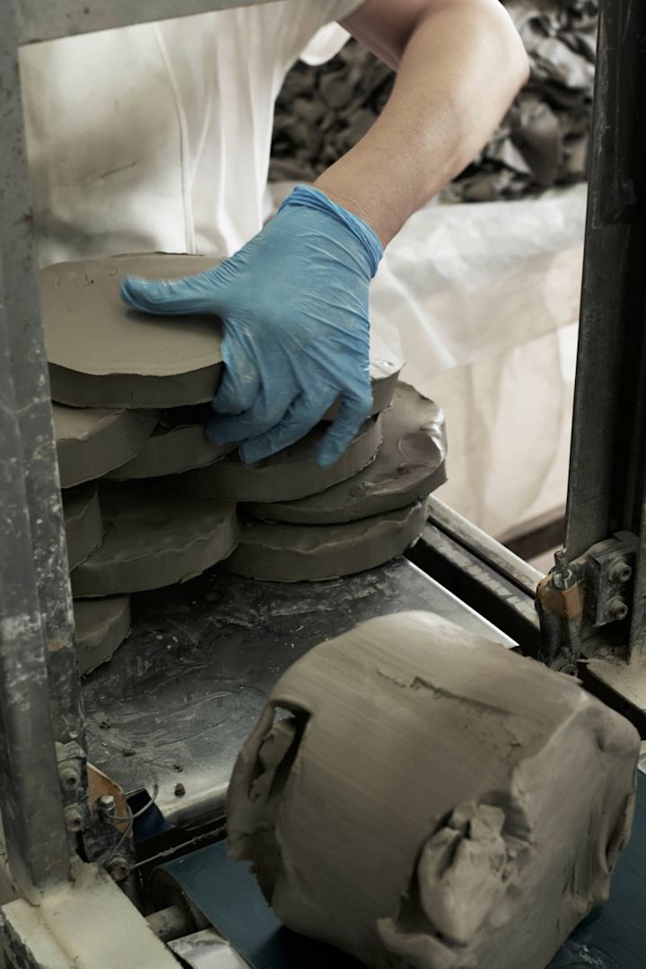 L’argile à l’état brut, première étape du processus de fabrication chez Mateus.