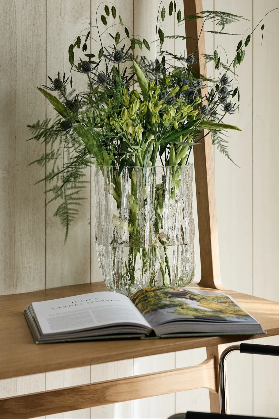 Le grand vase Crackle de Kosta Boda est posé sur un bureau, orné d'un bouquet de fleurs séchées.