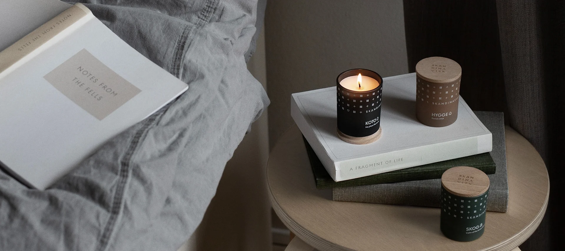 Pour créer une atmosphère paisible chez vous, assurez-vous que vos pièces soient bien rangées. Des bougies, comme celles de Skandinavisk, apportent également une touche de convivialité et de chaleur.