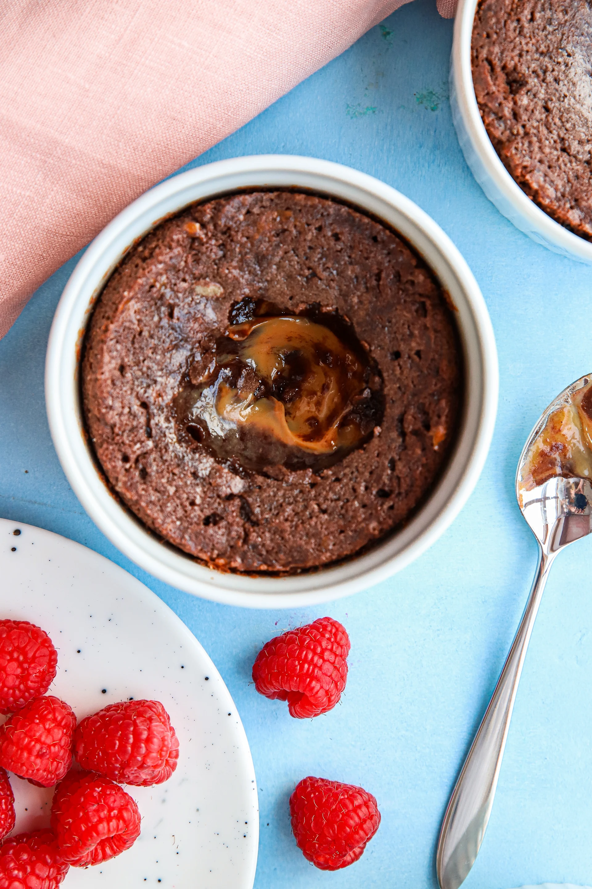 Voici un bon fondant au chocolat dans un plat à soufflé blanc de Pillivuyt, une des recettes de desserts au chocolat de Baka med Frida.
