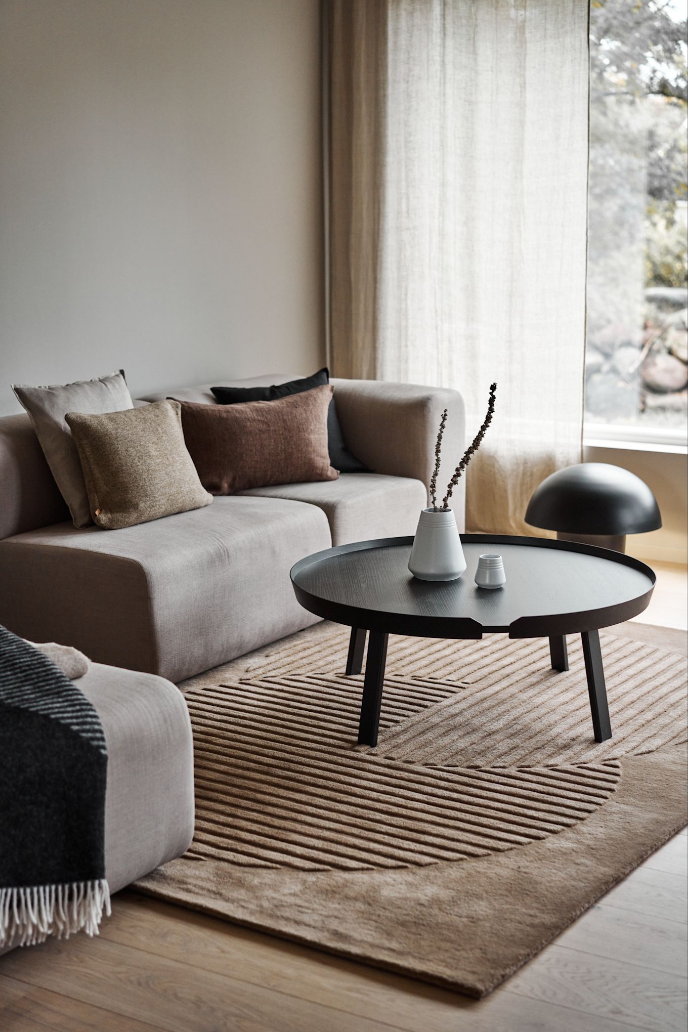 Décorez votre salon avec des tapis confortables - ici, le tapis en laine beige Circles de NJRD dans un salon beige.