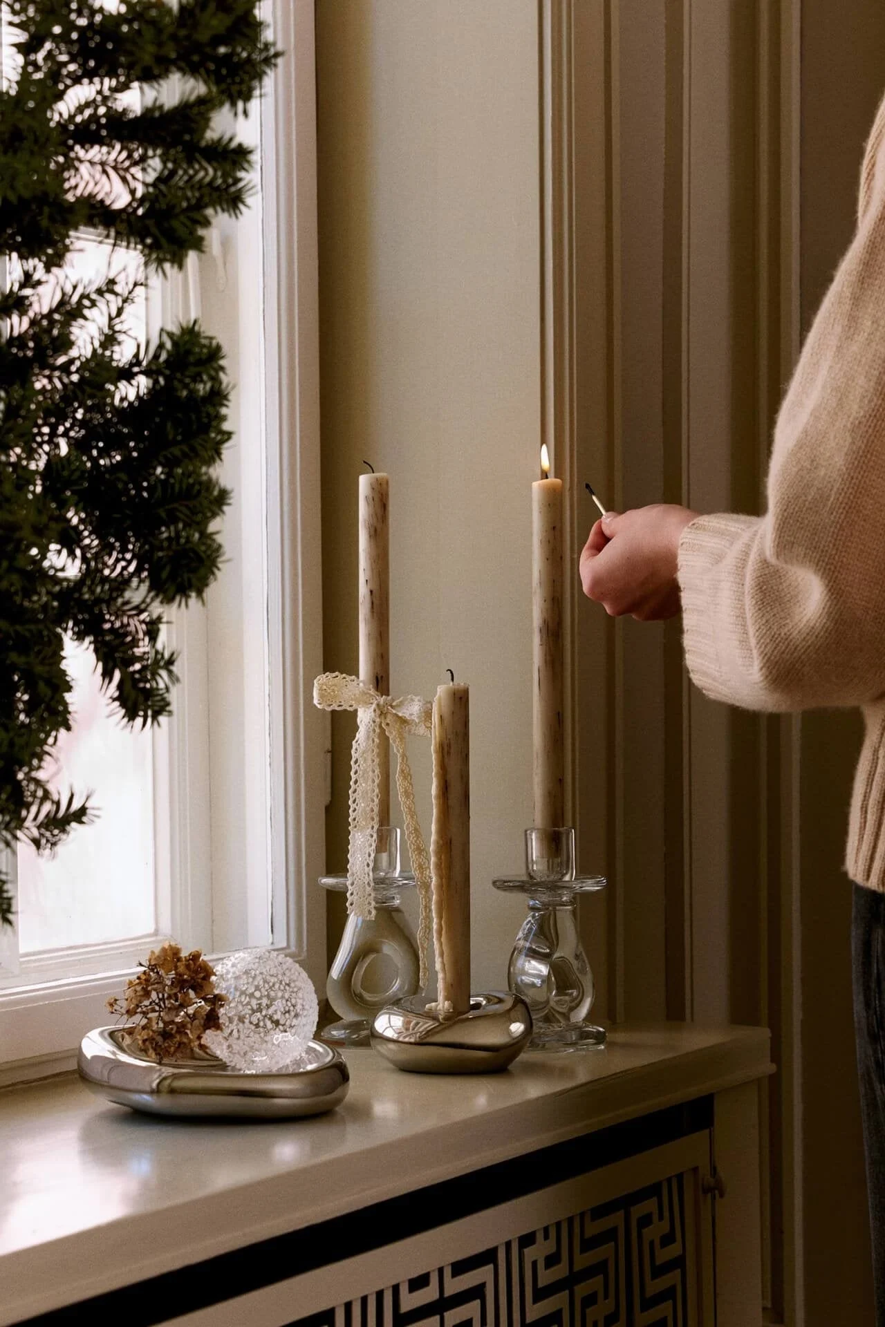 Diverses boules de Noël de Lene Bjerre sont disposées sur une table comme décorations de Noël.