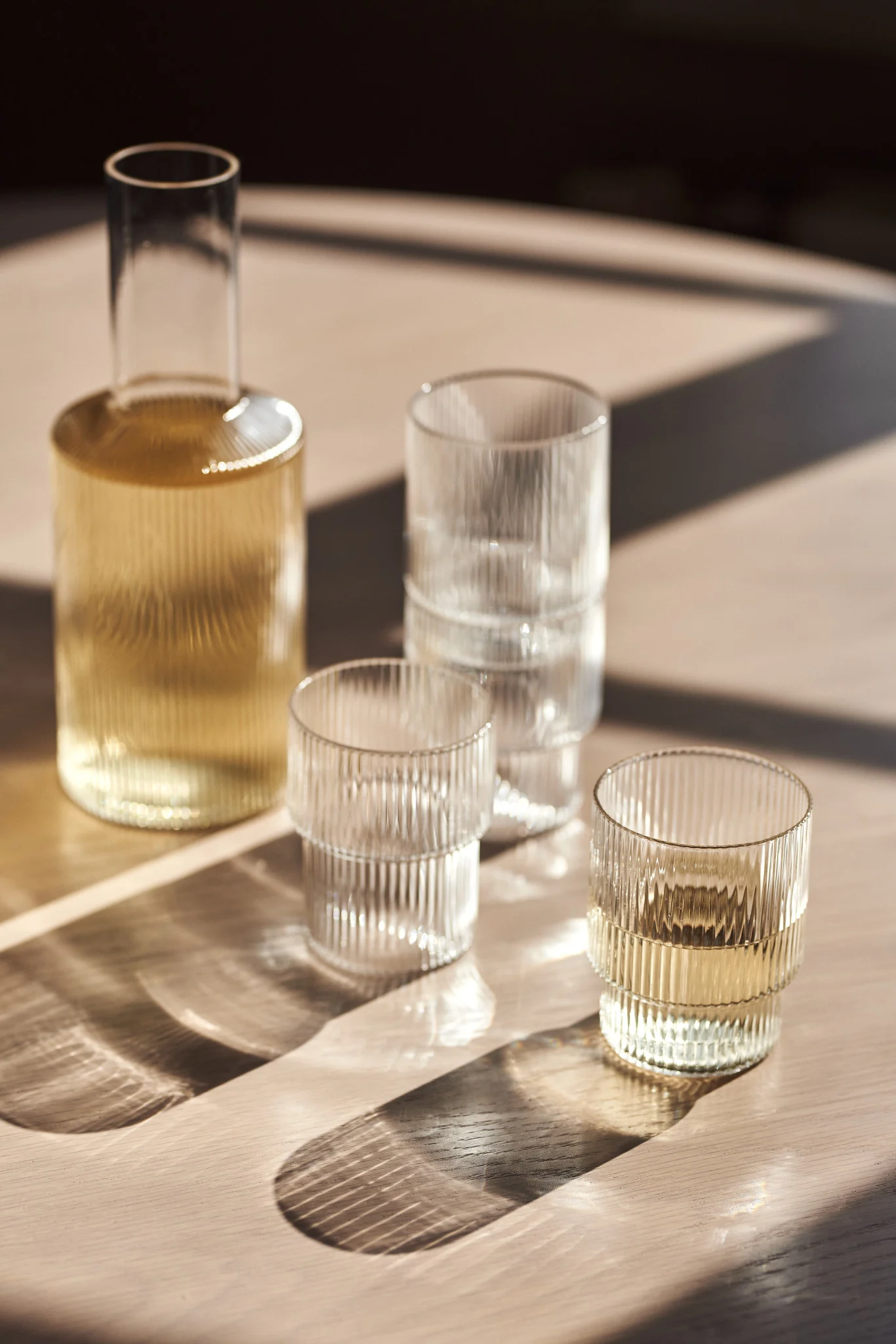 Les verres de la collection Ripple de Ferm Living créent toujours une atmosphère élégante et sont disponibles pour tout type de boisson - parfait pour un cadeau de fête des mères.