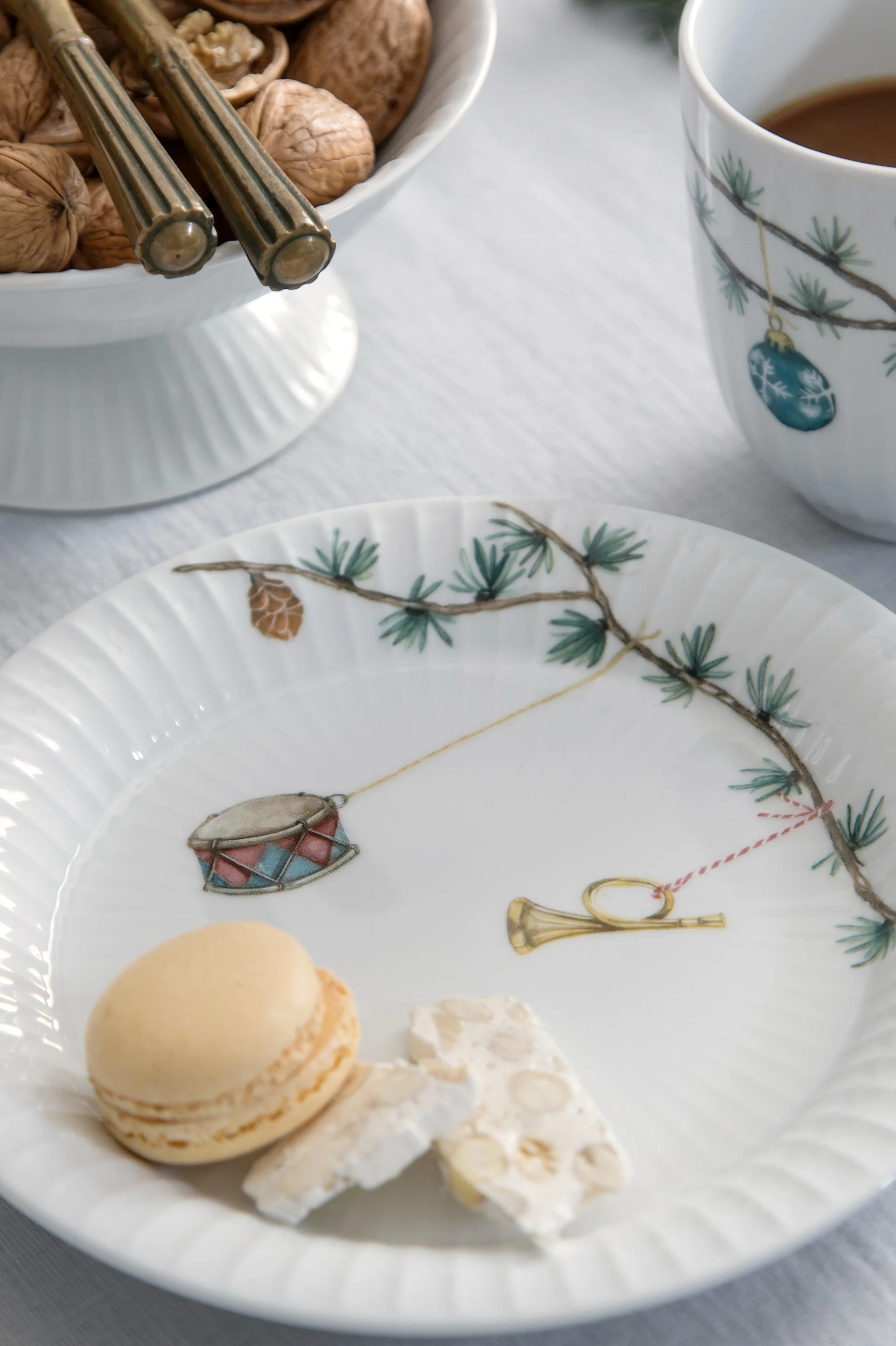 Décoration de Noël scandinave : la vaisselle de Noël complète votre table festive – par exemple, l’assiette Hammershøi Jul de Kähler.