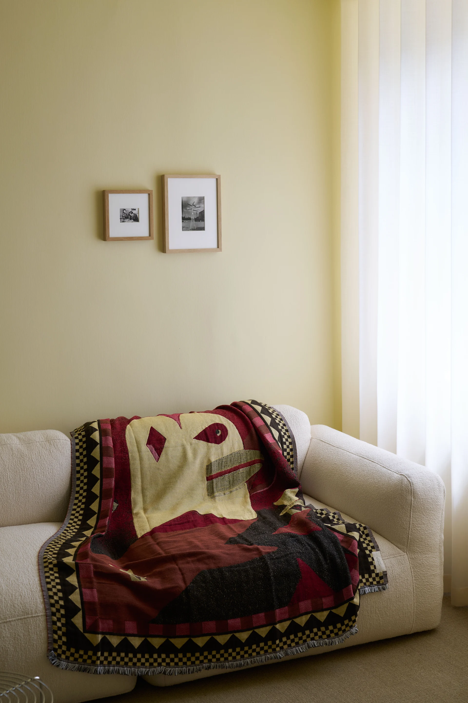 Plaid de &tradition de couleur rouge profond et aux motifs inspirés de l'artisanat, parfait pour les tendances du design scandinave pour 2025.