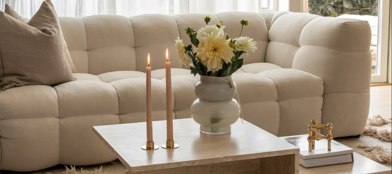 Boho et autres styles d'aménagement : vous voyez ici le salon aménagé dans des couleurs claires dans le style scandinave avec des éléments luxueux de l'influenceuse suédoise @joanna.avento.