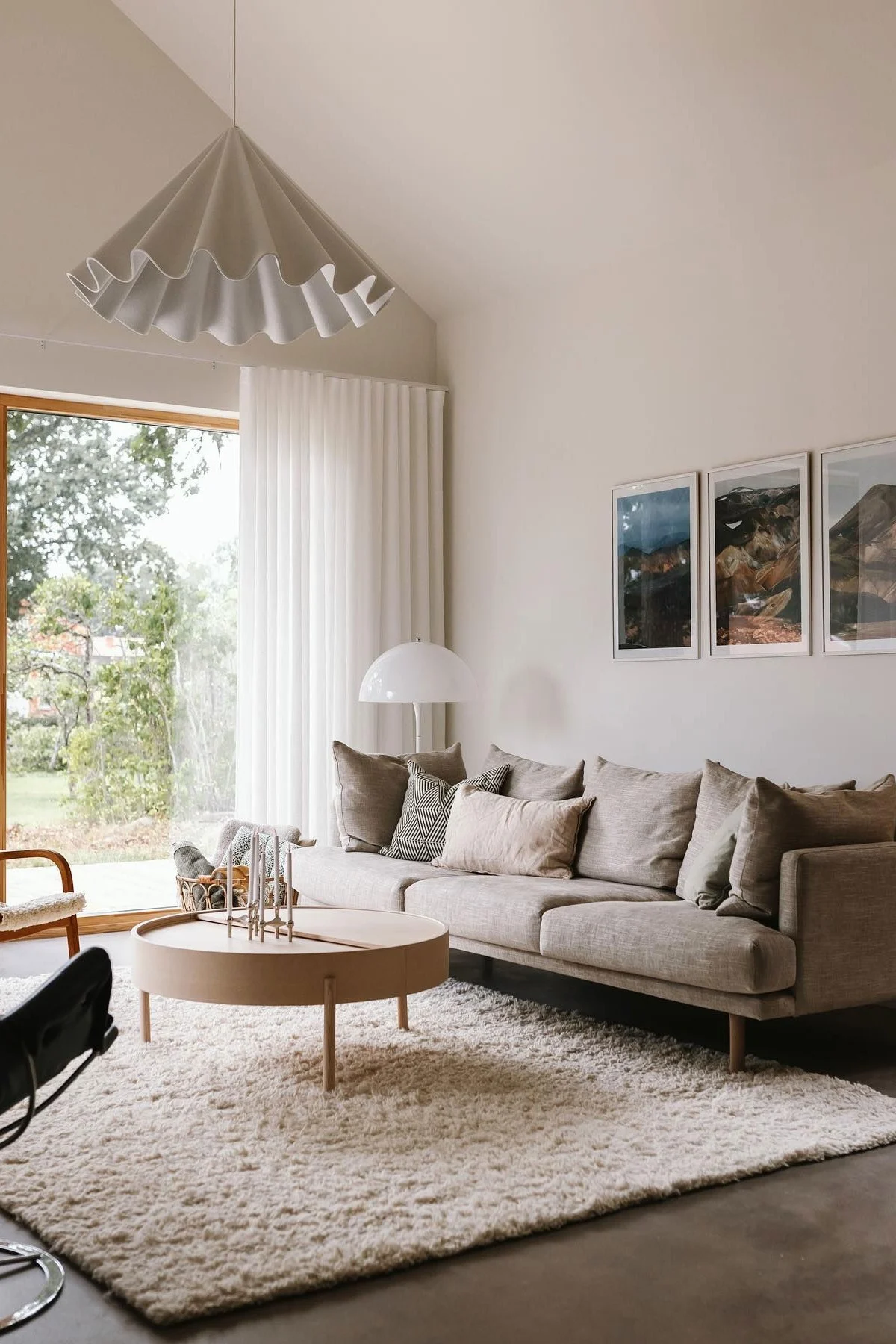 Dans le salon scandinave de @applaudden, la suspension blanche Dancing est suspendue au plafond.