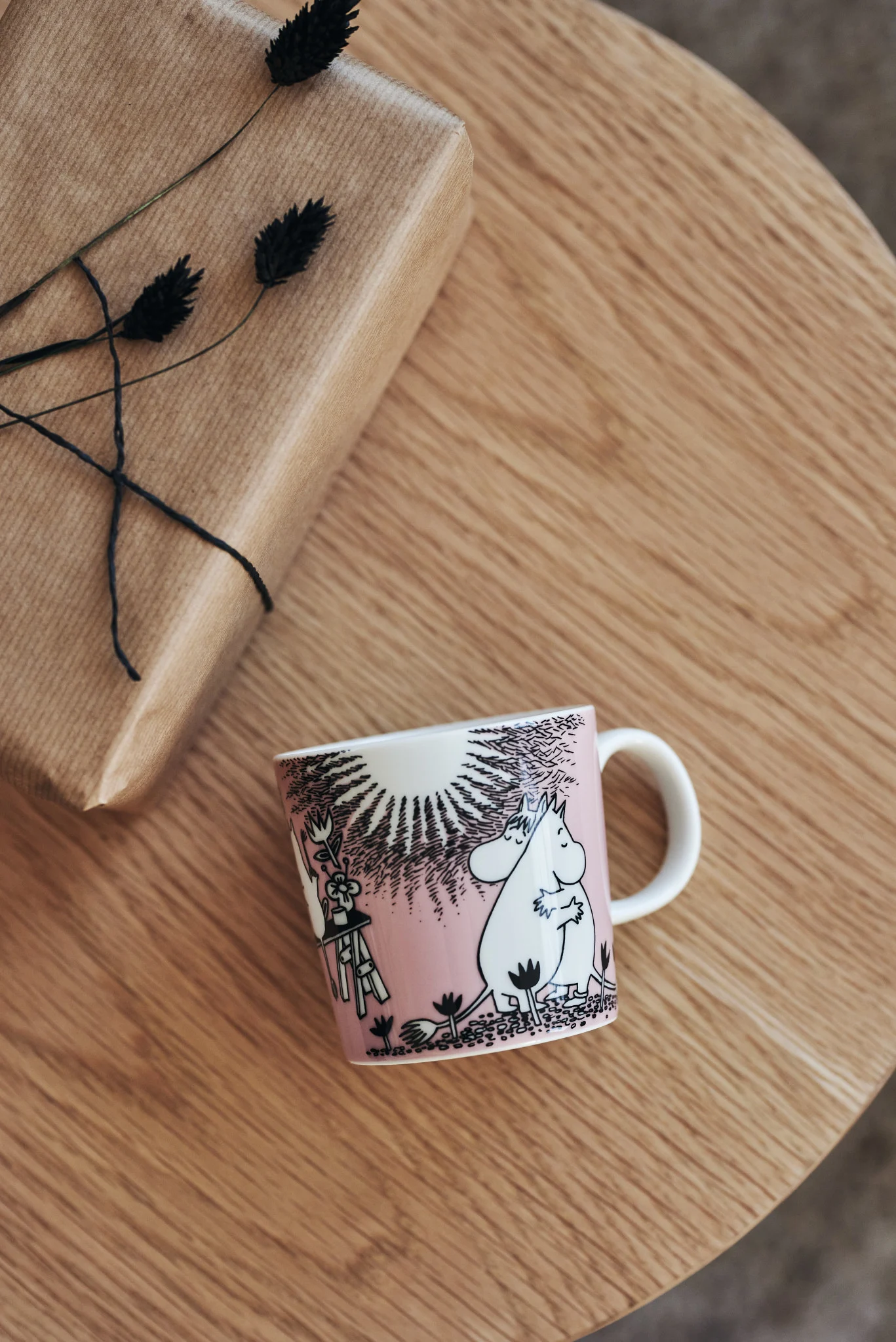 Sur une table se trouve la tasse rose « Liebe » (amour) de Moomin Arabia, un superbe cadeau pour la Saint-Valentin.