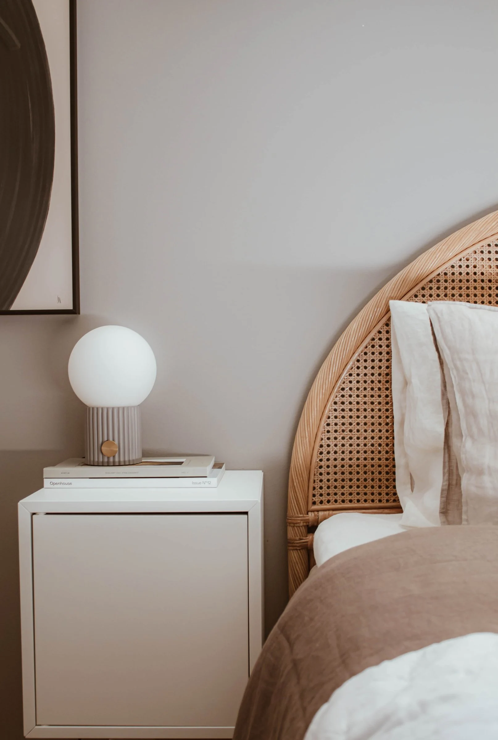 La lampe de table Hubble grise est posée sur la table de chevet d’une chambre décorée dans le style bohème.