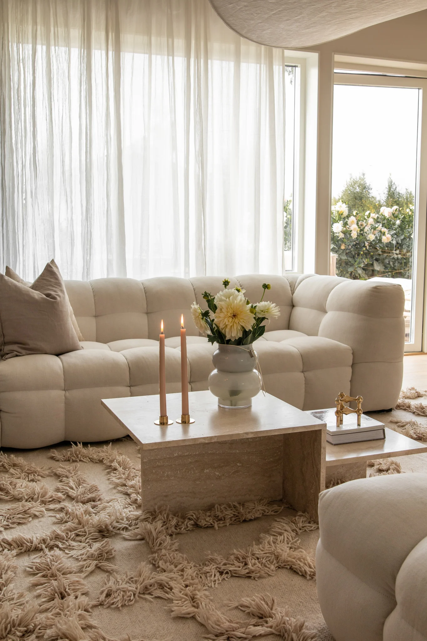 Boho et autres styles d'aménagement : vous voyez ici le salon aménagé dans des couleurs claires dans le style scandinave avec des éléments luxueux de l'influenceuse suédoise @joanna.avento.