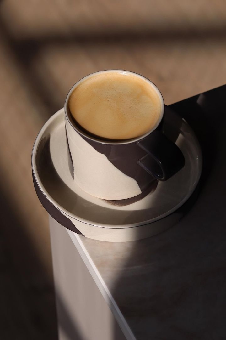 Le mug à incrustation noir et blanc à motifs de Ferm Living est posé sur un coin de table dans la maison de @saraelineeriksen.
