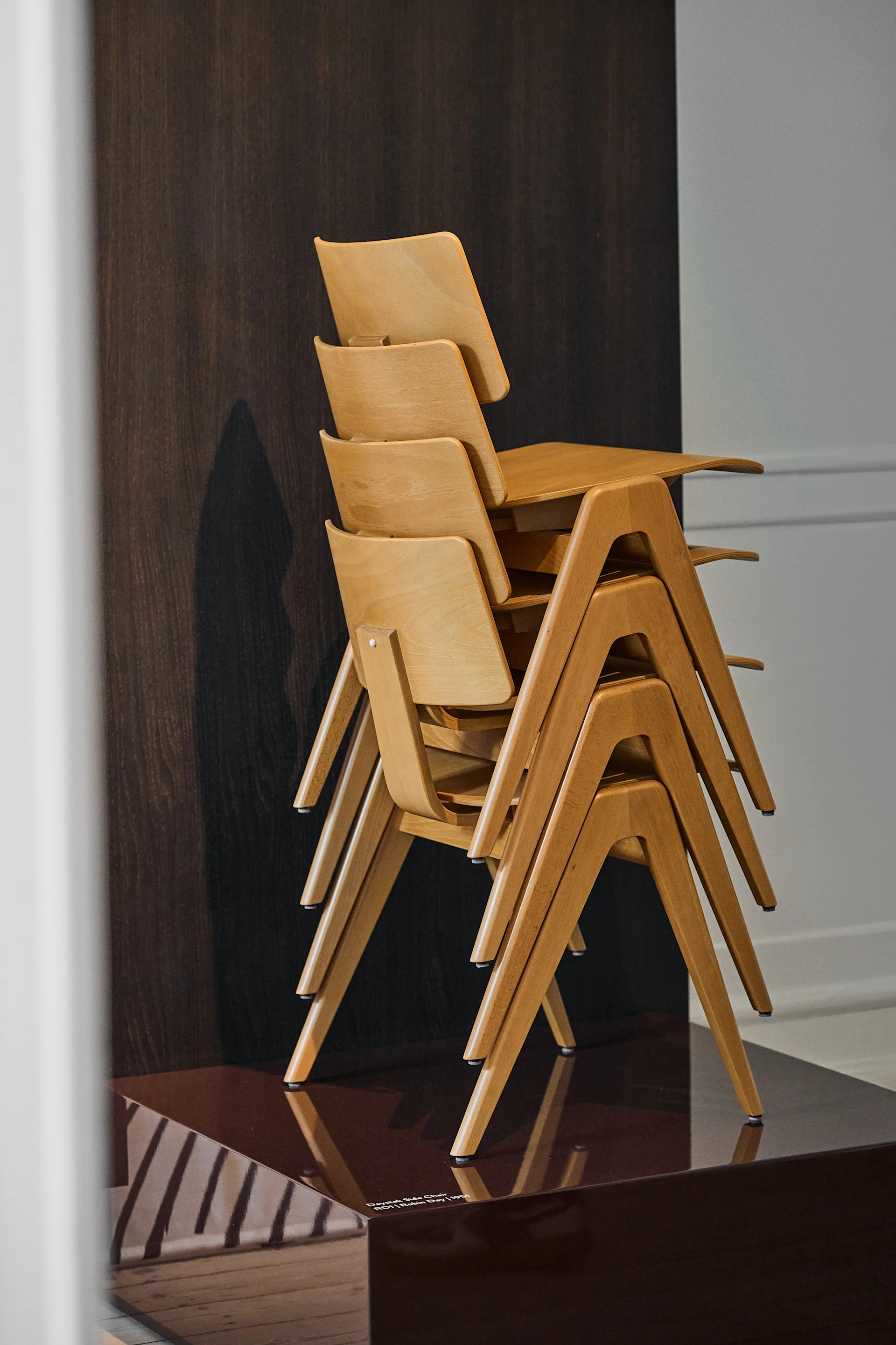 La chaise en bois Daystack de &Tradition, ici empilée sur un podium, a été conçue pour la première fois en 1951 par Robin Day. Les vibrations rétro sont parfaitement en phase avec les tendances de la décoration intérieure scandinave pour 2025. 