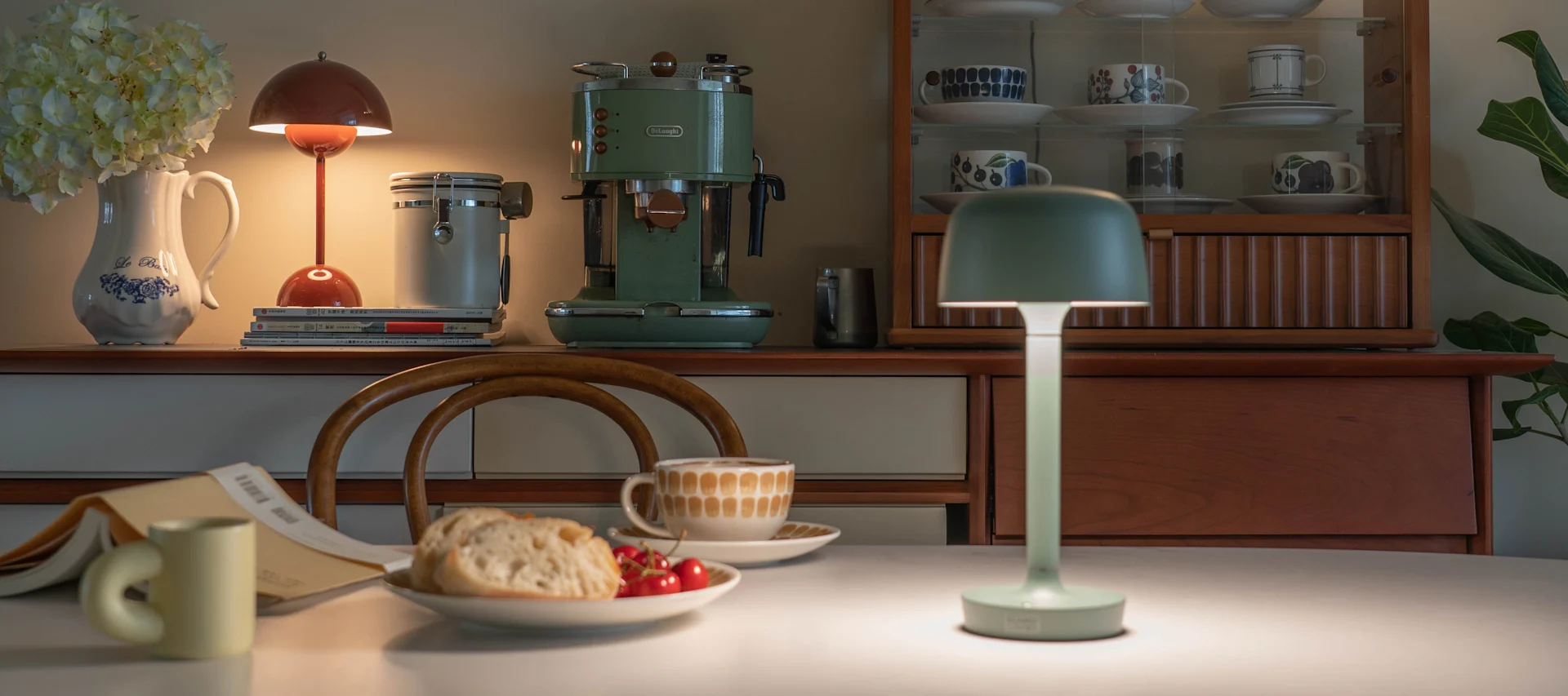 Décorez votre intérieur avec des lampes rechargeables, comme la lampe portable Halo de Scandi Living et Flowerpot de &Tradition.
