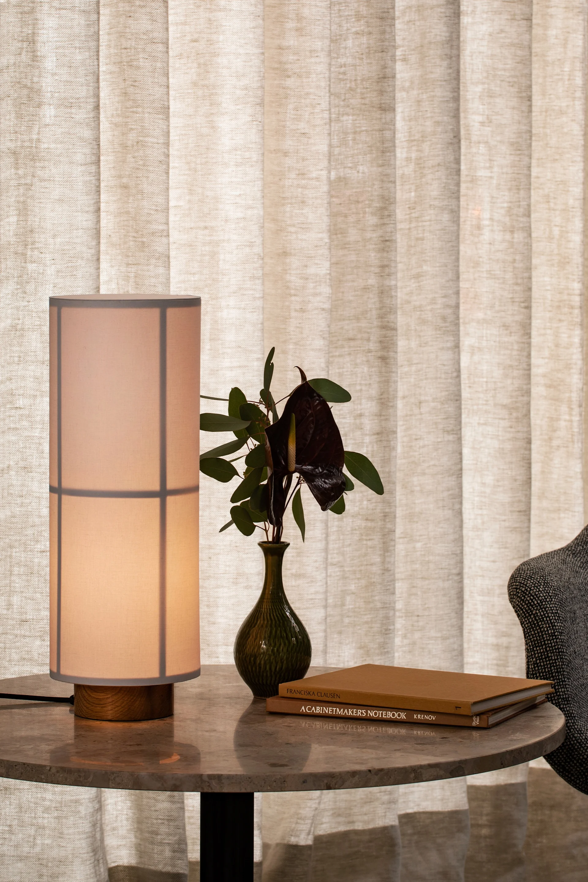 Lampes scandinaves : ici, la lampe de table Hashira d'Audo Copenhagen, au design de style Japandi, est posée sur une table d'appoint.