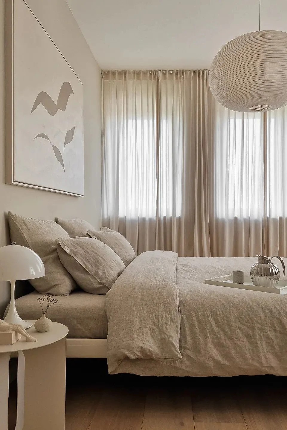 La chambre confortable de @homagine, aménagée selon les principes du Feng Shui, dans des tons beiges, avec la verseuse Bernadotte et la lampe de table Panthella.