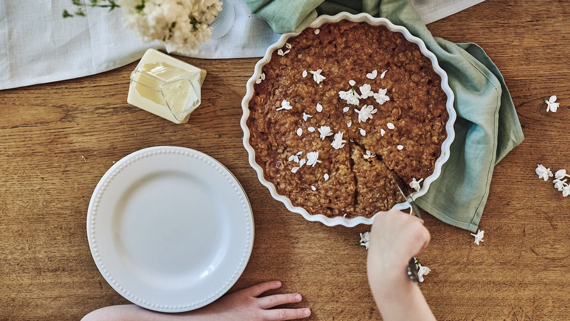 Recette d'été simple et délicieuse - tarte à la rhubarbe croustillante décorée de fleurs.