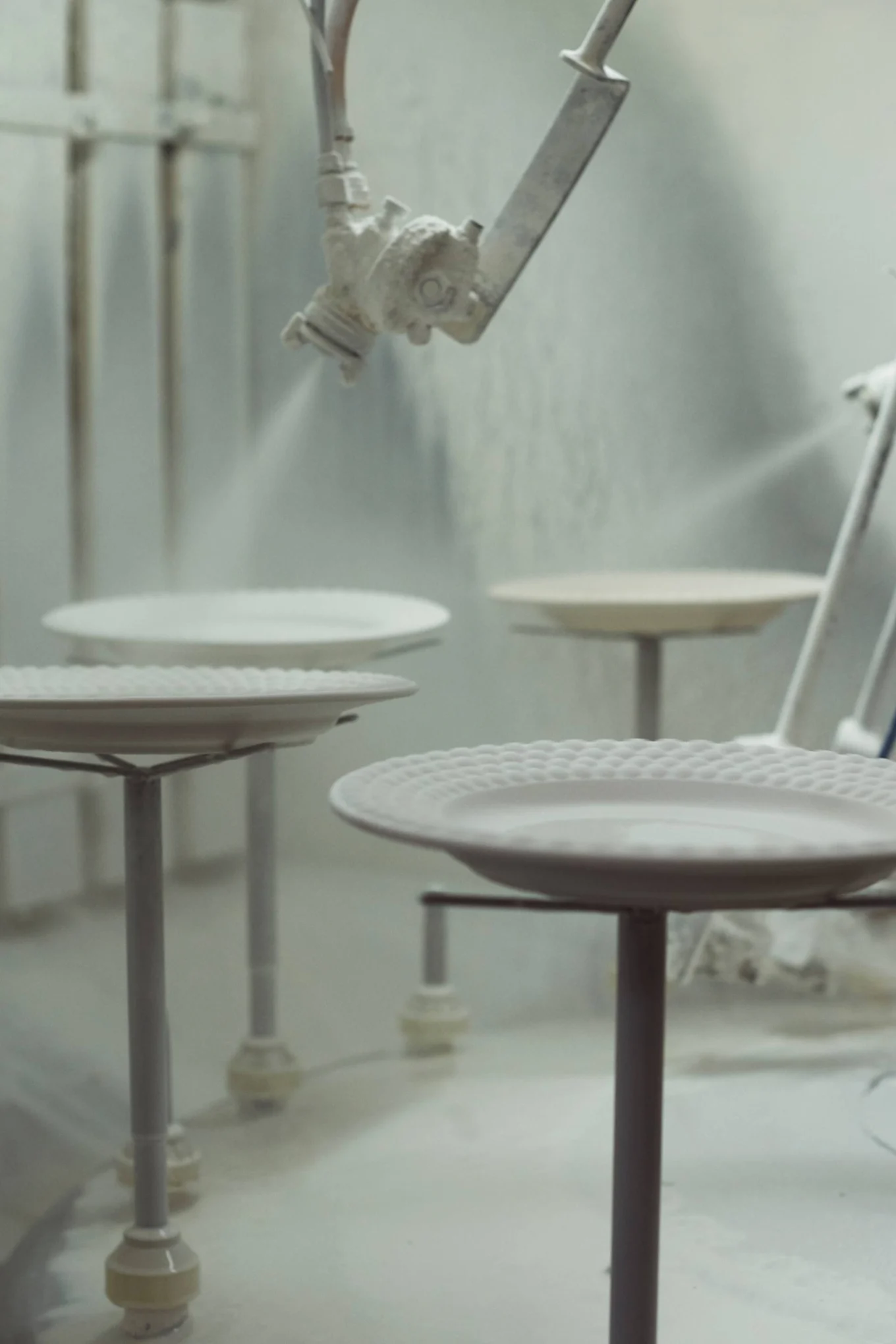 Les céramiques Mateus sont émaillées lors de la dernière étape avant la cuisson.