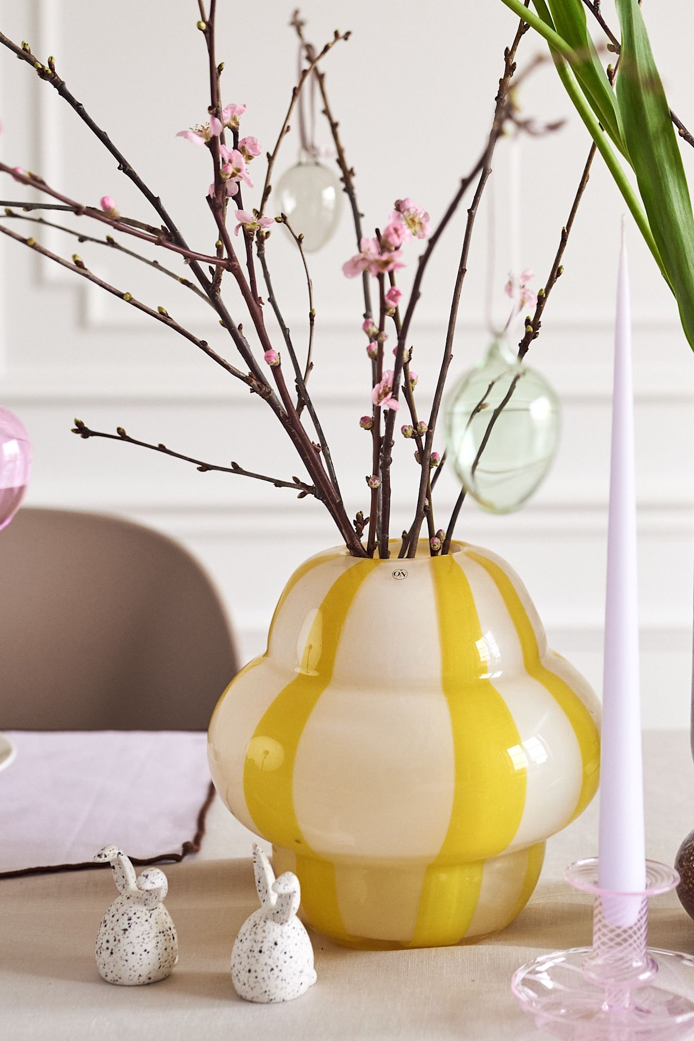 Créez un arbre de Pâques à la maison avec des vases colorés tels que le vase Curlie jaune de By On ou le vase Dorit de Broste Copenhagen.