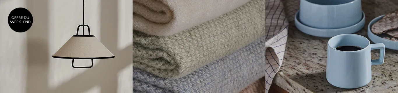 Offre du week-end : lampe suspendue beige et noire, pile de couvertures douces (beige, verte, bleue), tasse de café bleue.