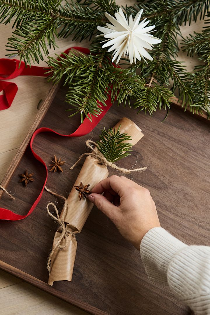 Étape 5 de la fabrication de votre propre cracker de Noël - décorer l'extérieur du cracker ! 