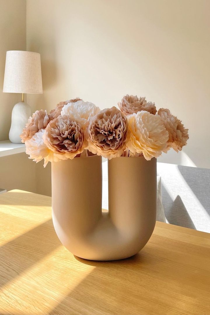 Boho et autres styles d'aménagement : dans le style boho, il s'agit aussi de mettre en scène des fleurs et des plantes, par exemple avec le vase Muuto Kink, comme l'a fait l'utilisatrice Instagram @maisondemanon.