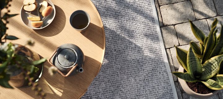 Tapis d'extérieur : rendez votre balcon plus confortable avec un tapis et installez un deuxième salon à l'extérieur, par exemple avec le tapis Fallow en greige de Scandi Living.