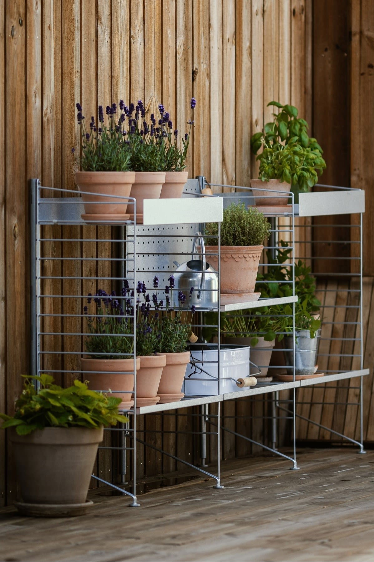 Une étagère d'extérieur String trône sur la terrasse de @applaudden, remplie de plusieurs plantes dans des pots de fleurs Bergs Potter de la collection Copenhague.