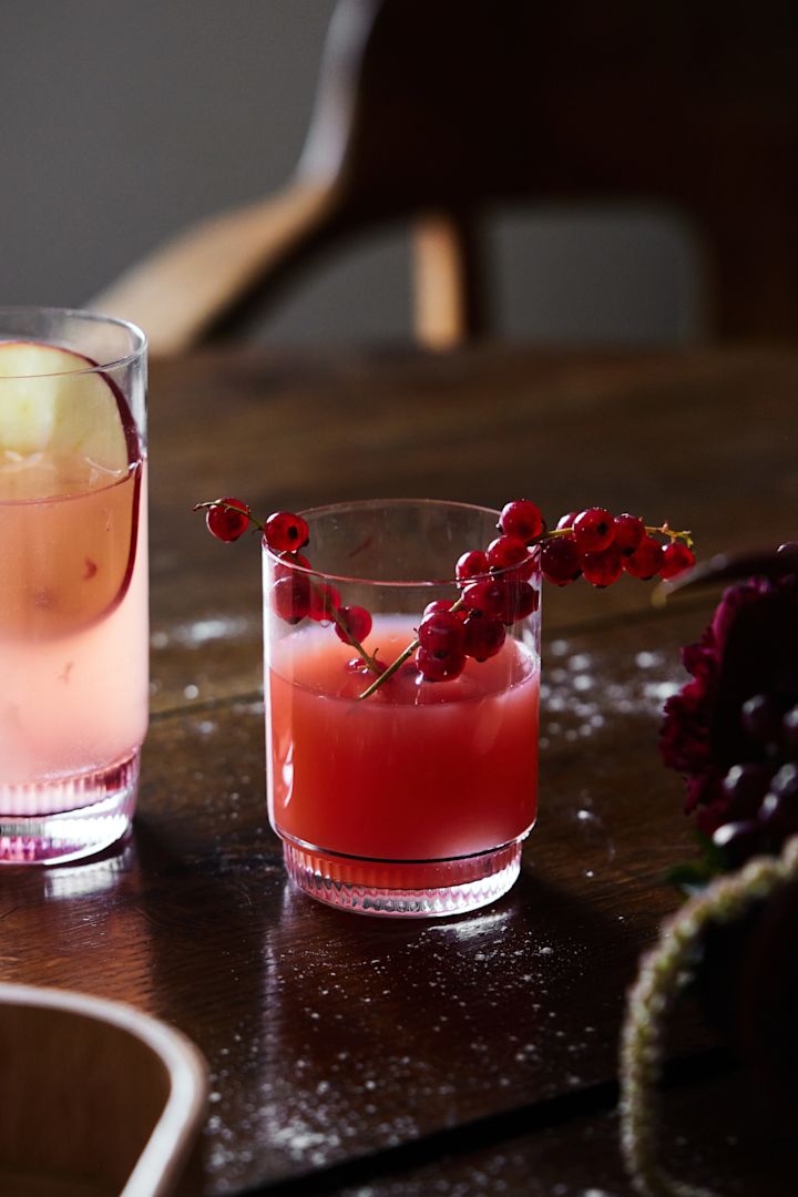 Mocktails : Servez le Virgin Mai Tai dans un verre Saga Tumbler de Sagaform et décorez-le de groseilles rouges.