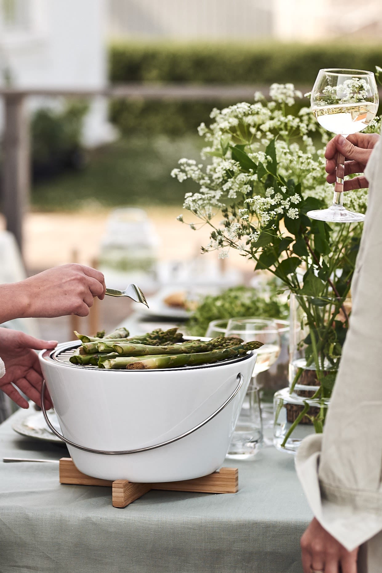 Idées de décoration pour un patio accueillant - Créez un patio accueillant en le meublant d'un gril de table pratique et élégant que vous pourrez emporter partout avec vous.