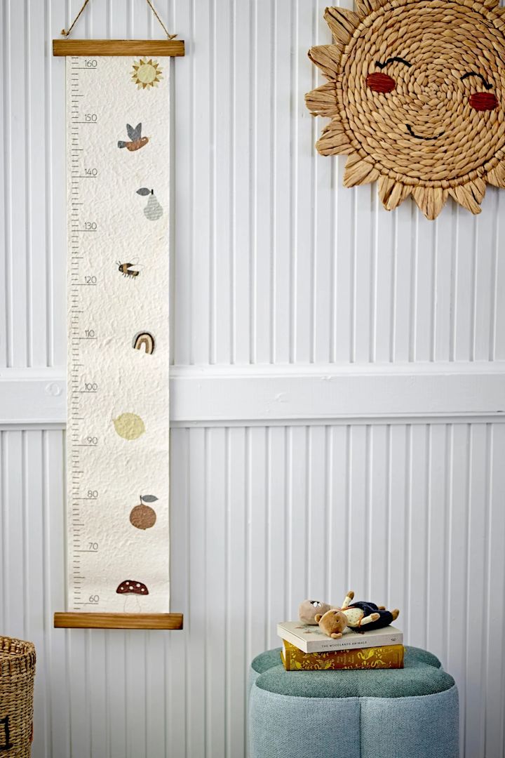 Avec l'adorable toise Minne de Bloomingville, les parents peuvent mesurer la taille de leur bébé pendant quelques années. Ici, vous voyez la toise accrochée au mur d'une chambre d'enfant décorée avec fantaisie.