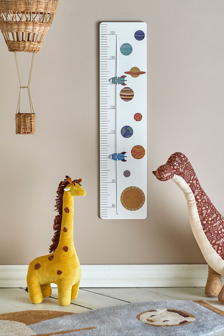 Avec l'adorable toise Minne de Bloomingville, les parents peuvent mesurer la taille de leur bébé pendant quelques années. Ici, vous voyez la toise accrochée au mur d'une chambre d'enfant décorée avec fantaisie.