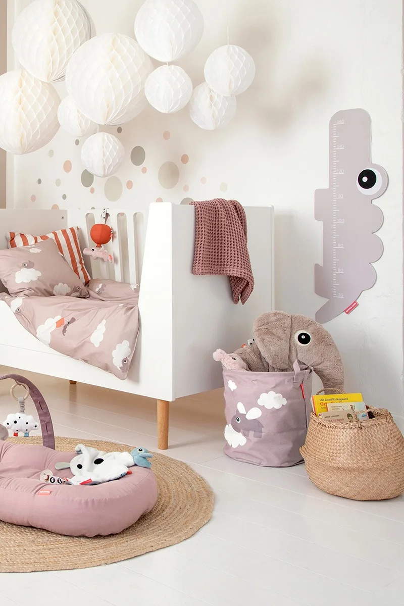 Avec l'adorable toise Minne de Bloomingville, les parents peuvent mesurer la taille de leur bébé pendant quelques années. Ici, vous voyez la toise accrochée au mur d'une chambre d'enfant décorée avec fantaisie.