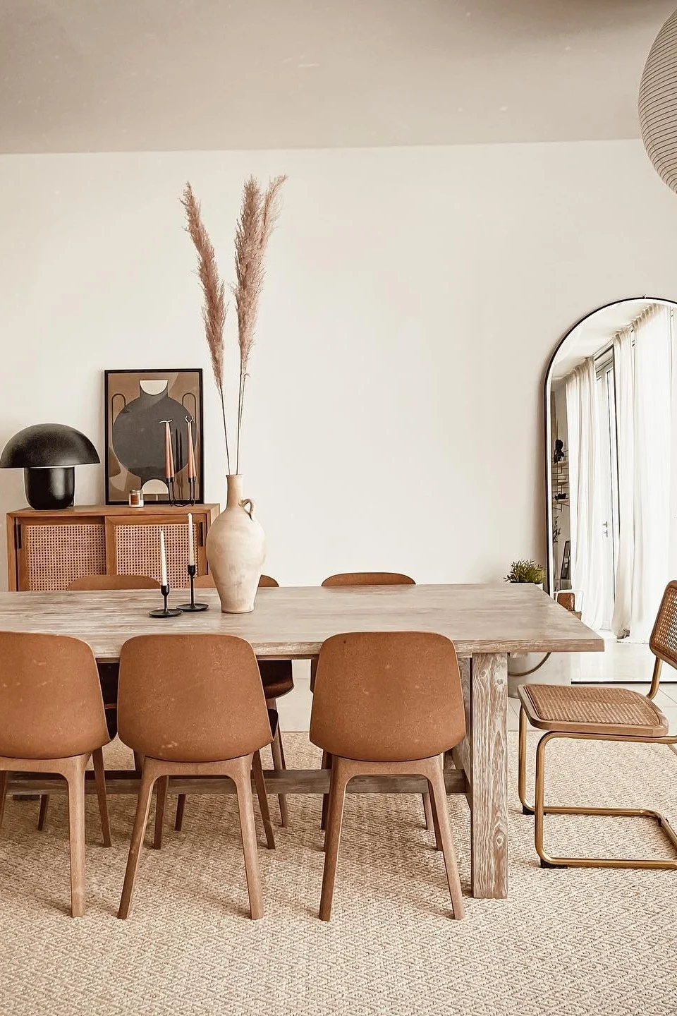 Boho et autres styles d'aménagement : Ici, vous voyez la salle à manger de @loveinahome aménagée dans le style boho, qui se caractérise par différents tons de brun et de beige et un mélange de matériaux.