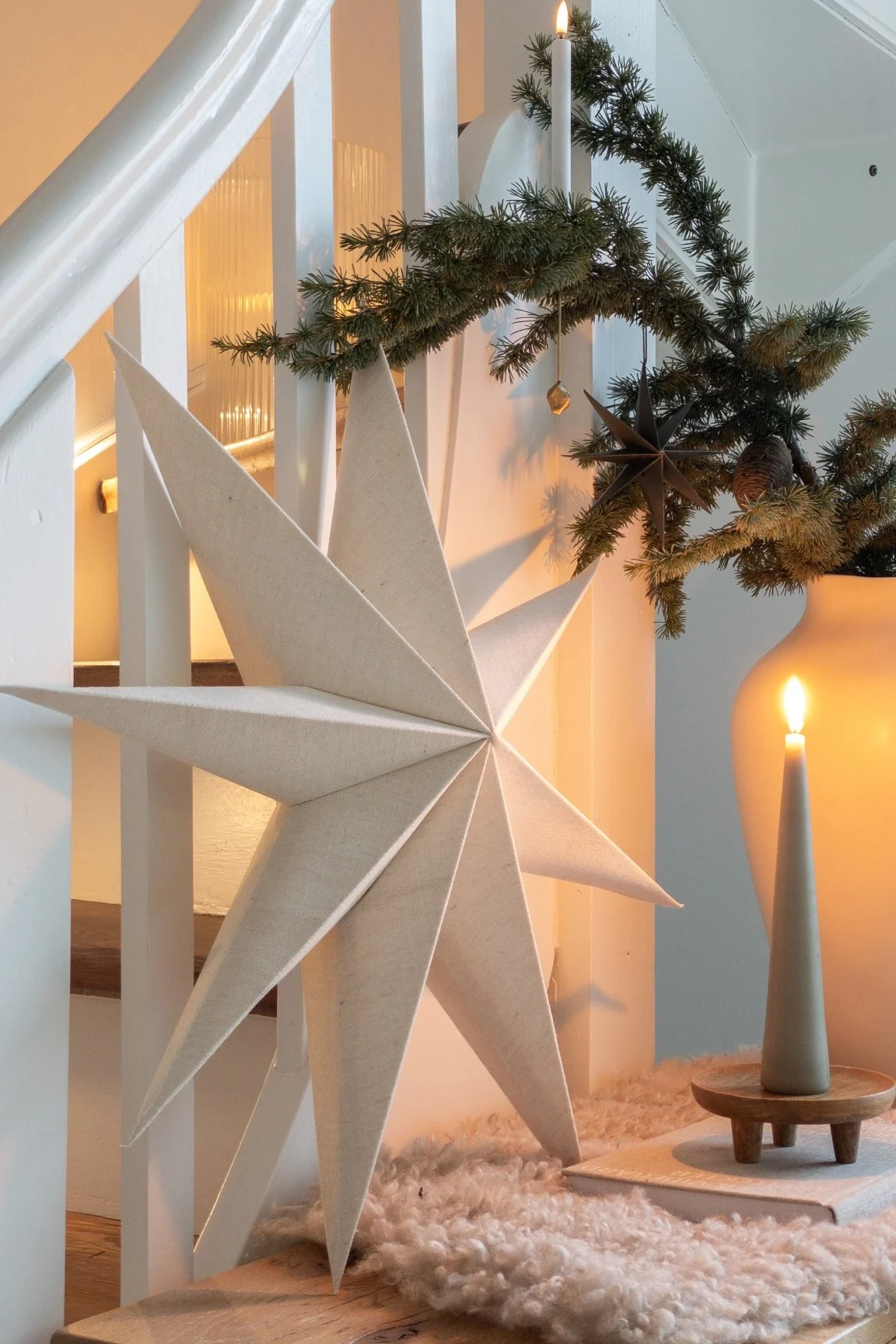 Voici l'un de nos favoris parmi les étoiles de Noël : Bare de Scandi Living, dans la maison de l'influenceuse allemande @haus_tannenkamp.