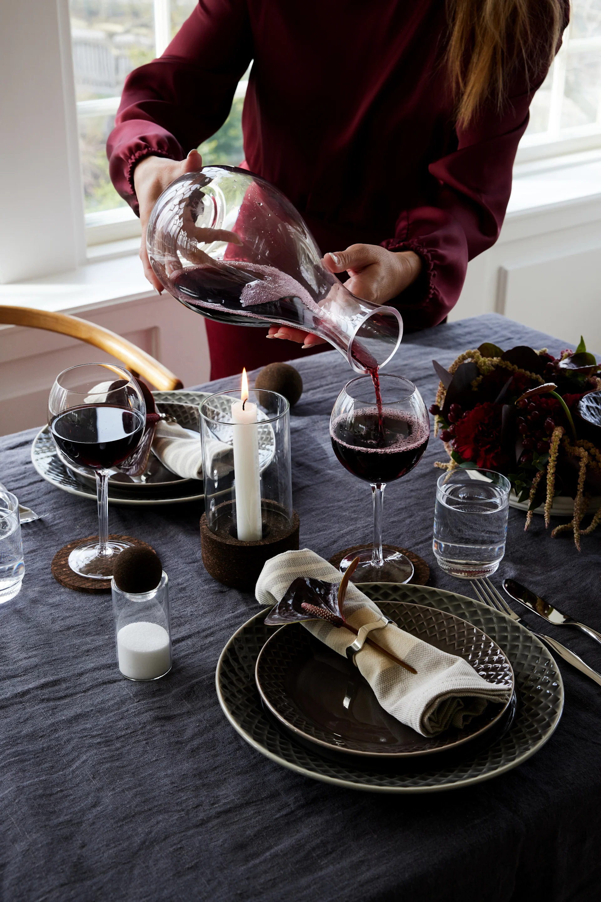 Des décorations de table uniformes créent une ambiance atmosphérique et romantique. Mettez la table dans des couleurs sombres et ajoutez de petits détails élégants à la décoration.