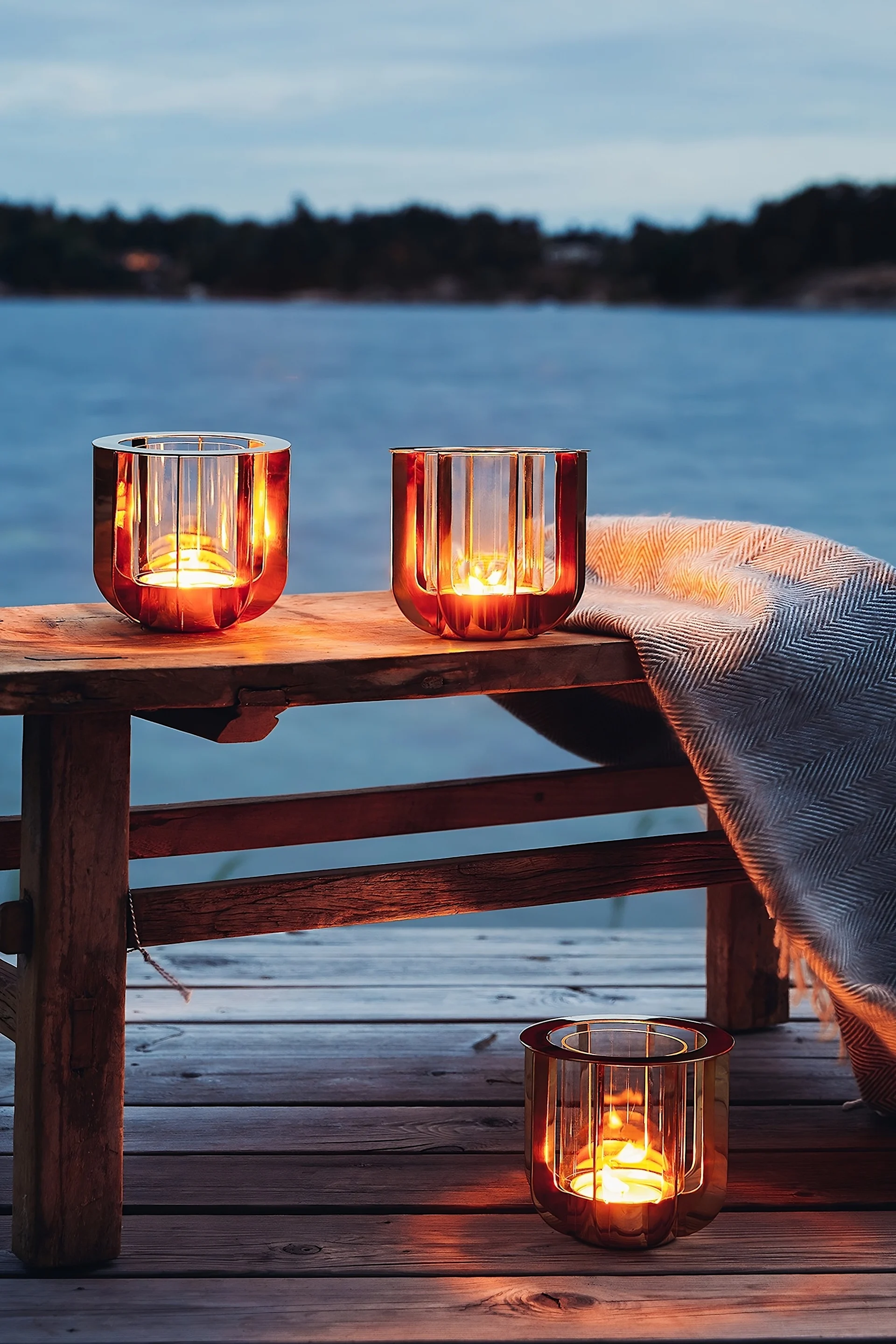 Avec des lanternes et des photophores, vous créez une ambiance chaleureuse en extérieur, par exemple avec un grand photophore comme le modèle Jazz de Klong.