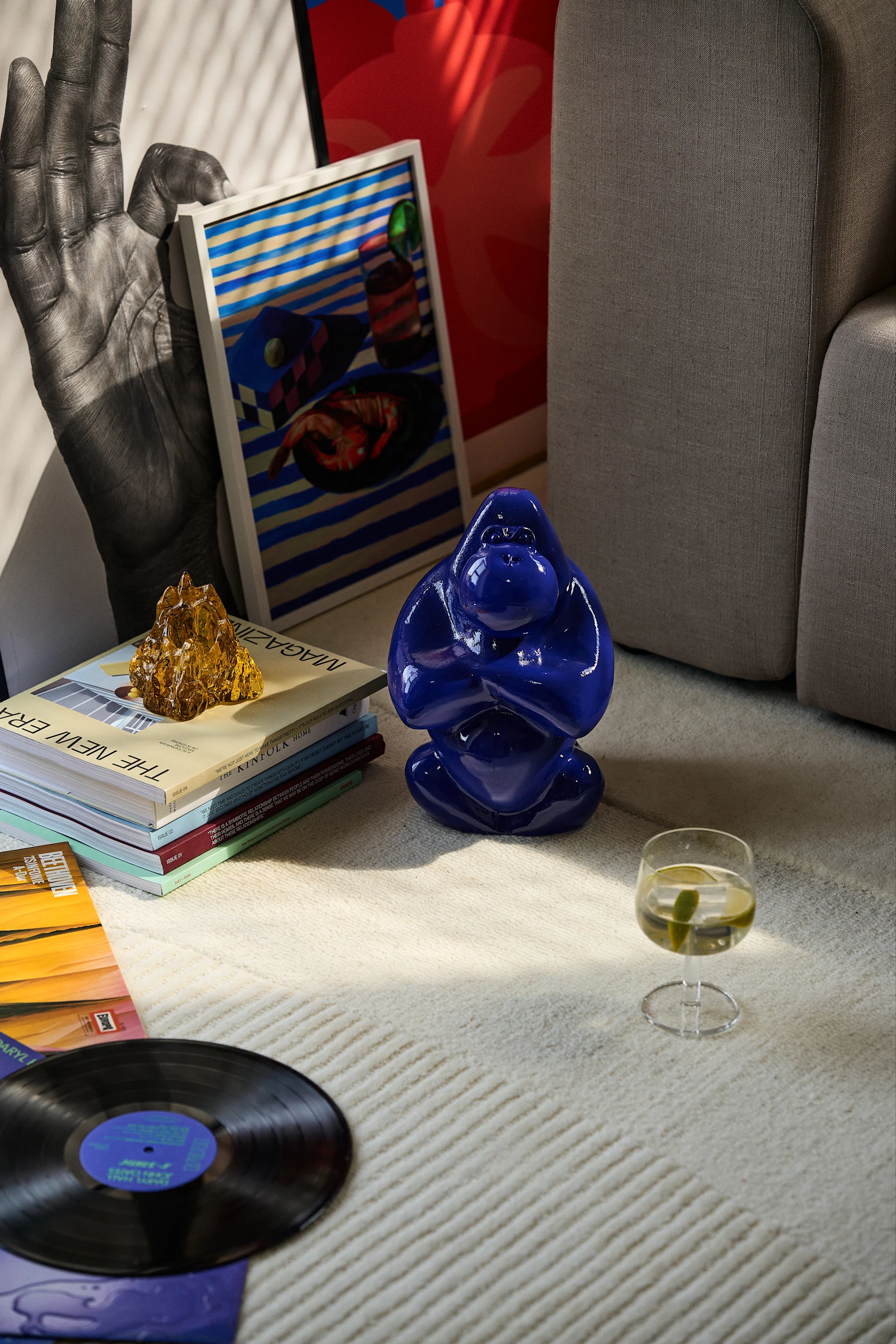 Les tendances déco du printemps 2024 mettent l'accent sur la couleur, même dans les détails, comme cette superbe sculpture Gabba Gabba de Kosta Boda en bleu.