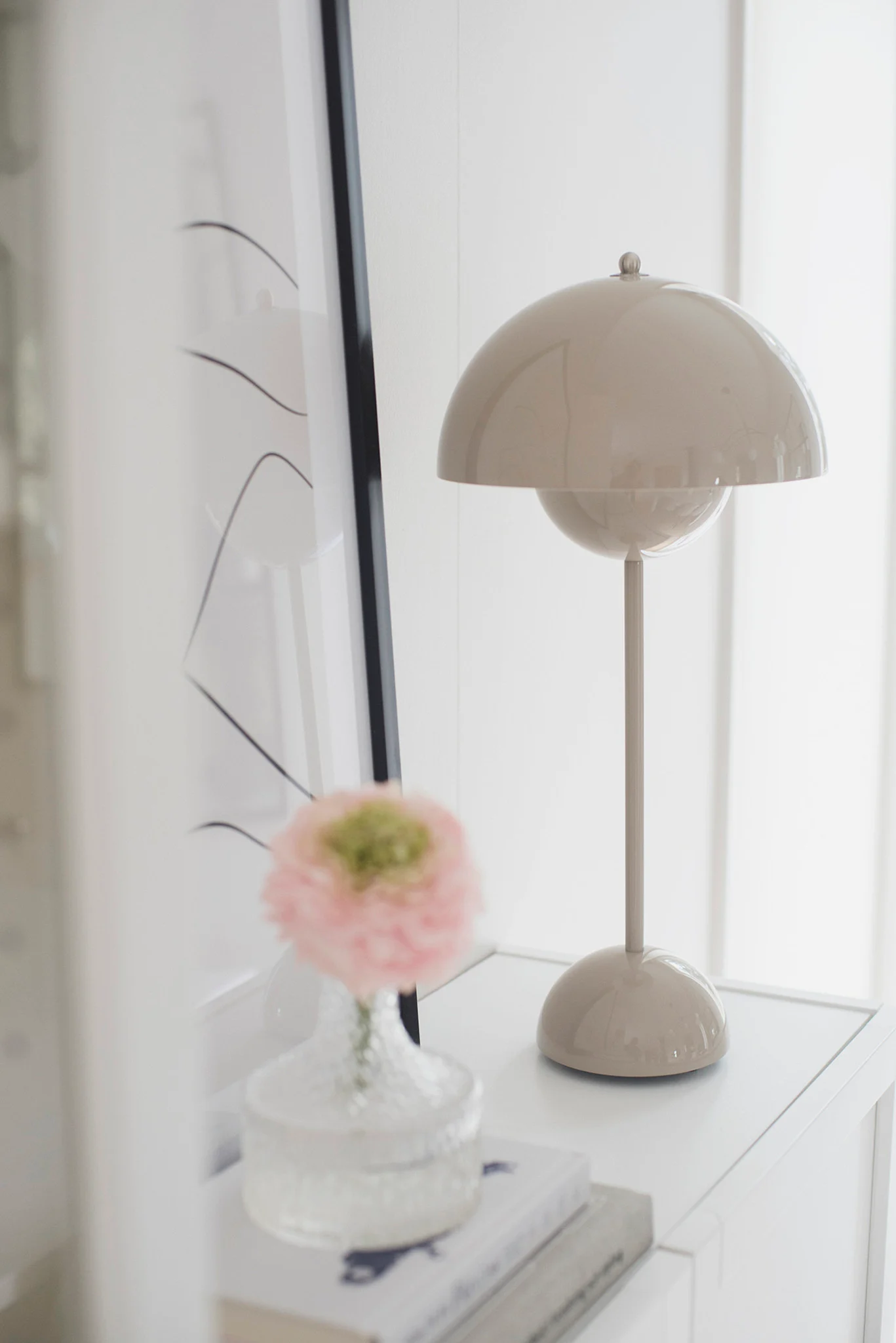Cadeaux pour la fête des mères : Voici la lampe Flowerpot beige de @Tradition posée sur une commode blanche dans la maison de @villavimmerby.