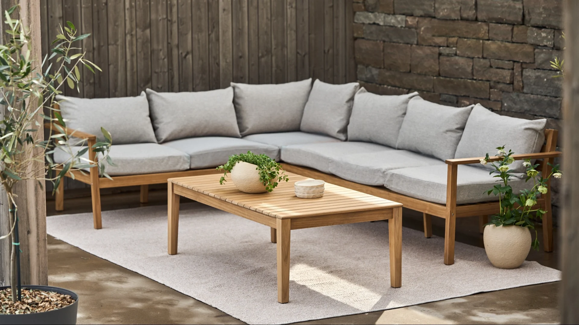 Les éléments du canapé modulaire de la collection Stockaryd de 1898 peuvent être combinés et adaptés à volonté. Ici, vous voyez un ensemble de sièges avec un canapé en forme de L et une table devant.