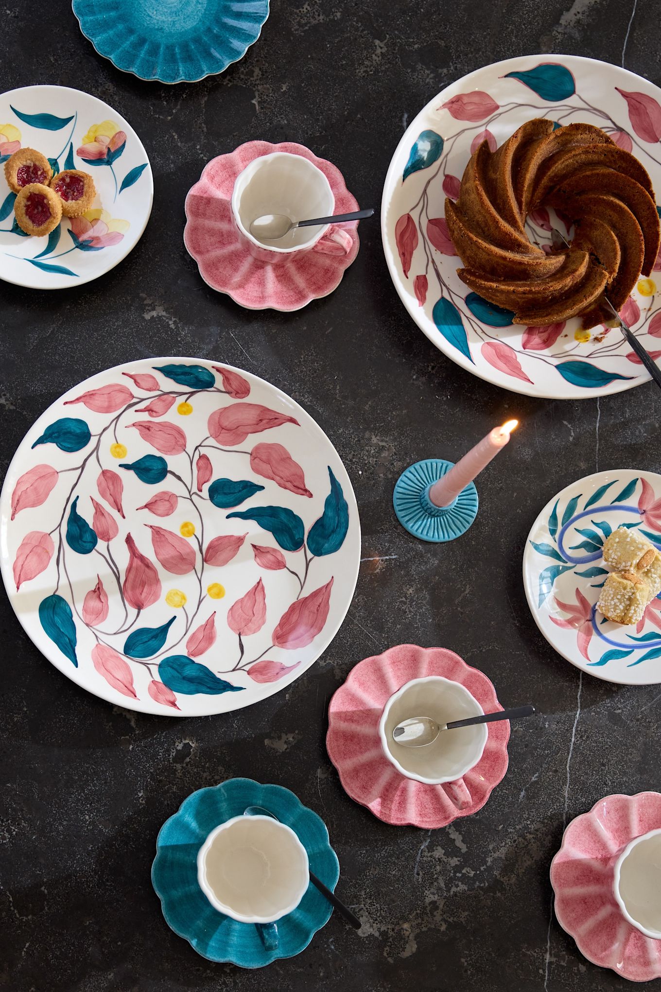 Une table dressée avec de la vaisselle colorée de la collection Flowers de Mateus.